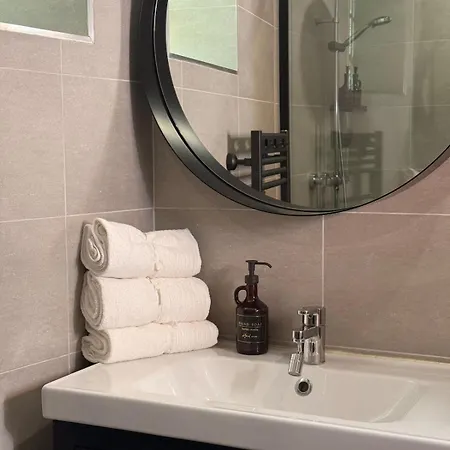 Le Peyrou - Elegant One-bedroom For Up To 4 Guests - Free Parking - Air Conditioning - Prime Center Location *