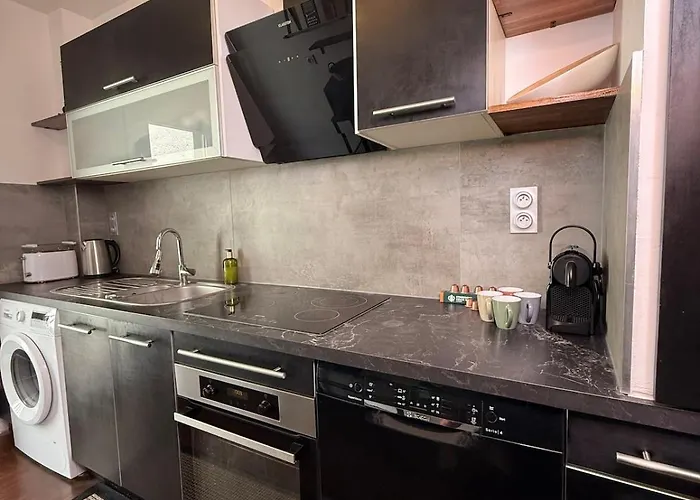 Le Peyrou - Elegant One-bedroom For Up To 4 Guests - Free Parking - Air Conditioning - Prime Center Location 아파트