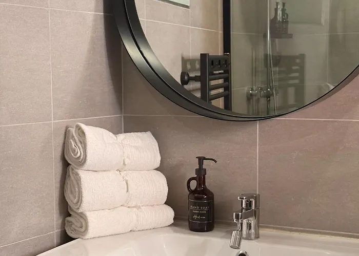 Le Peyrou - Elegant One-bedroom For Up To 4 Guests - Free Parking - Air Conditioning - Prime Center Location *