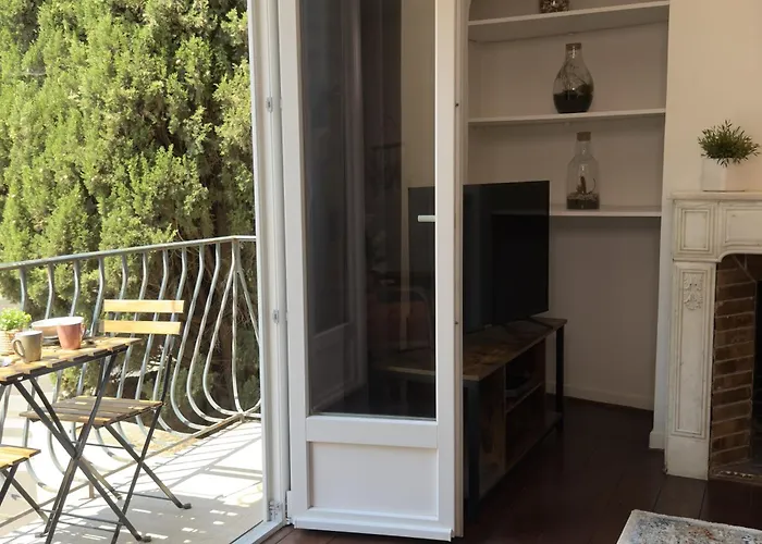 Le Peyrou - Elegant One-bedroom For Up To 4 Guests - Free Parking - Air Conditioning - Prime Center Location 몽펠리에