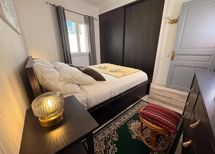 Le Peyrou - Elegant One-bedroom For Up To 4 Guests - Free Parking - Air Conditioning - Prime Center Location 몽펠리에