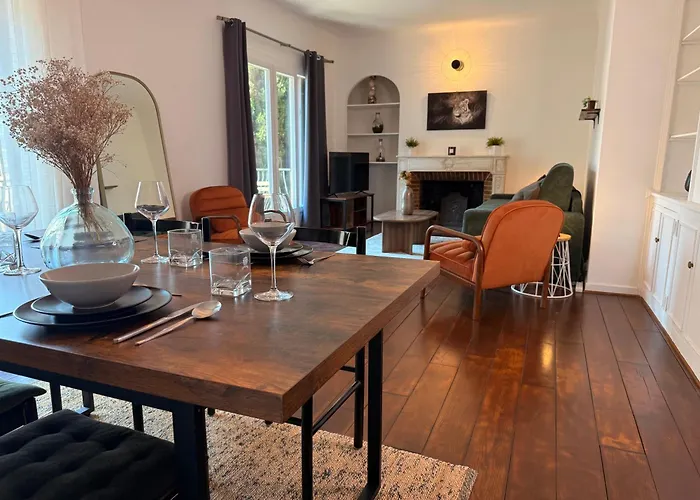 Le Peyrou - Elegant One-bedroom For Up To 4 Guests - Free Parking - Air Conditioning - Prime Center Location * 몽펠리에